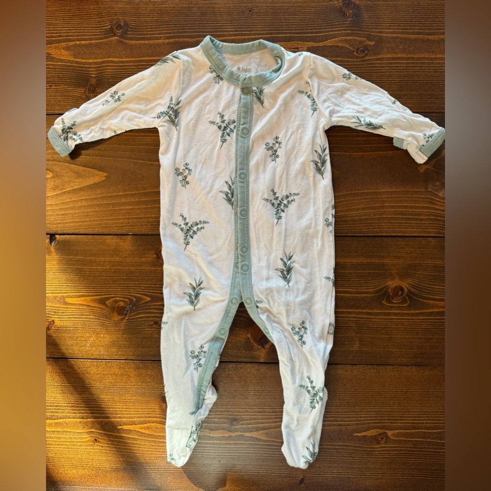Kyte baby snap footie in eucalyptus. Size NB. Great condition